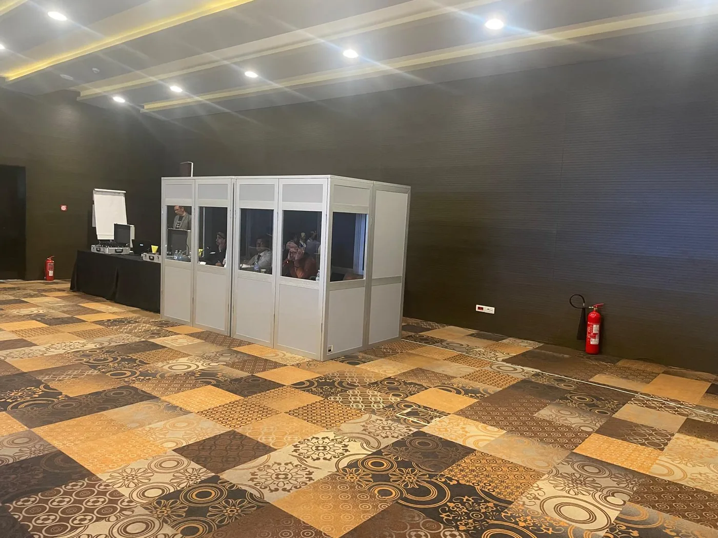 Cabine d'interprétation montée en fond de salle de conférence